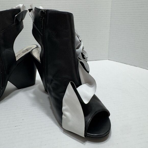 Jeffrey Campbell Sz 7 Black White Ruffle Boot Heel Boho Ankle Peep Toe Bootie - Picture 6 of 16